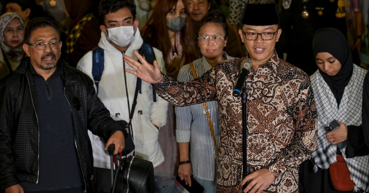 First group of Indonesians evacuated from Iran arrive home