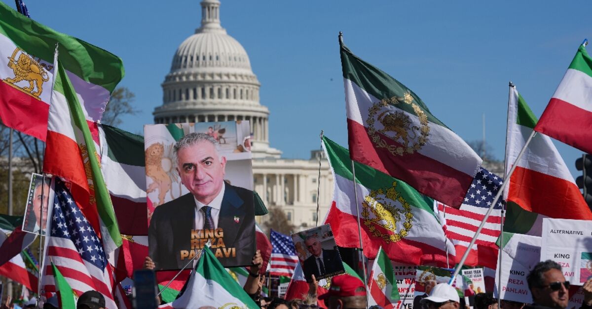 ‘Long live the shah’: Iranian diaspora back war at Washington rally