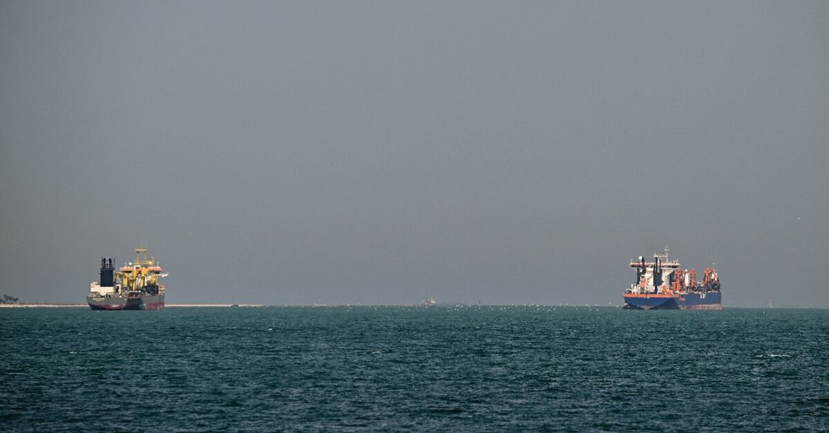 What cargo ships are passing Hormuz strait?