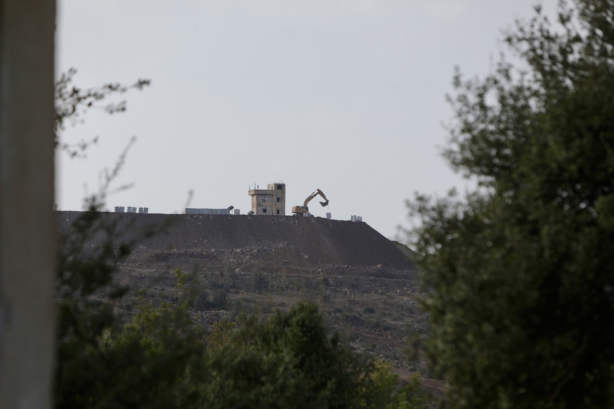 Israeli forces raid village, search houses in Syria’s Quneitra – Middle East Monitor