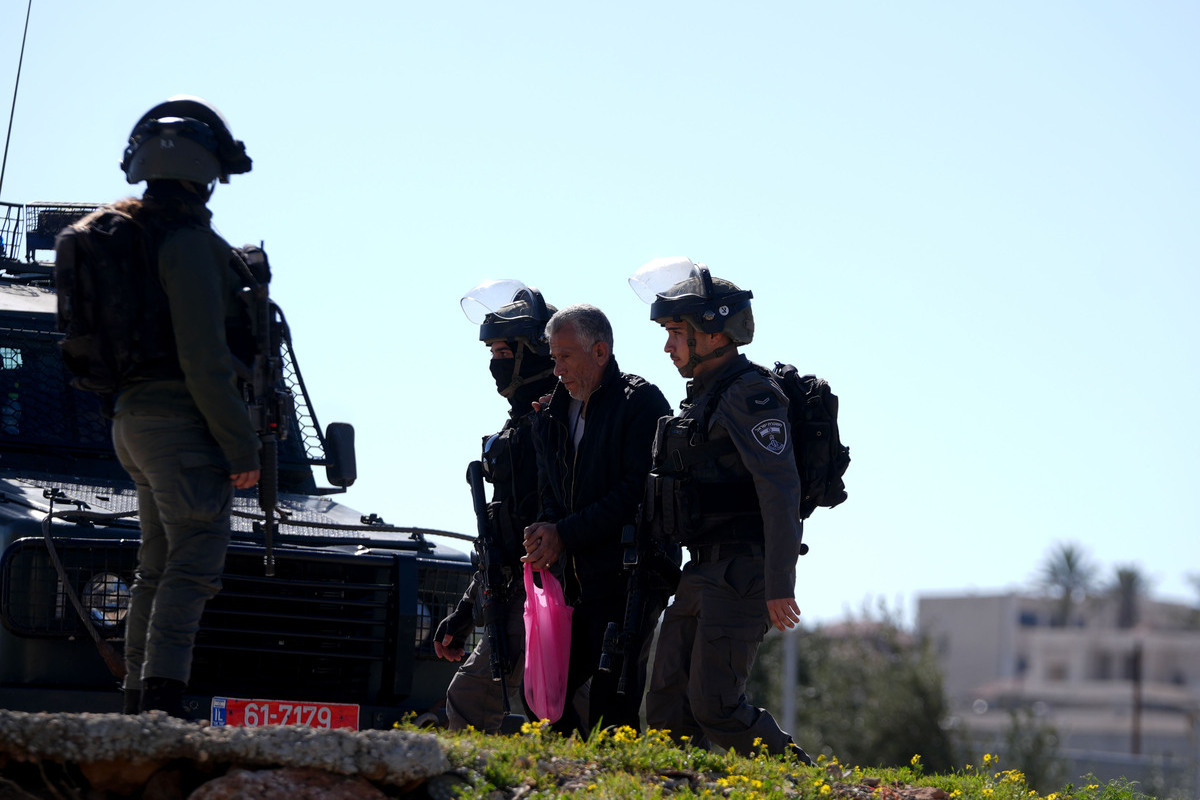 Israeli forces remove worshippers from a mosque in Jerusalem, bar evening prayers – Middle East Monitor