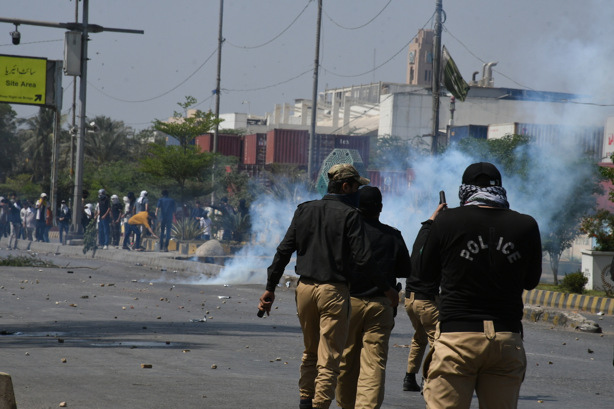 At least 10 killed as protesters storm US Consulate in Pakistan’s Karachi over Khamenei killing – Middle East Monitor