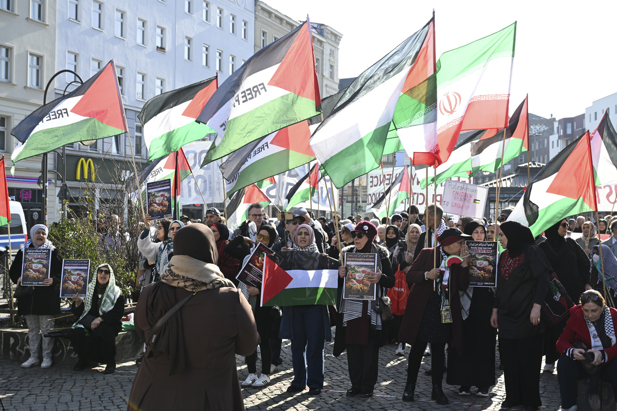 Pro-Palestine protester confronts German chancellor over Israel support – Middle East Monitor