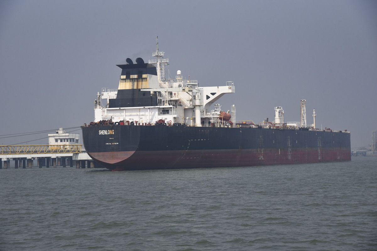 Iranian parliament considers charging ships passing through Strait of Hormuz – Middle East Monitor