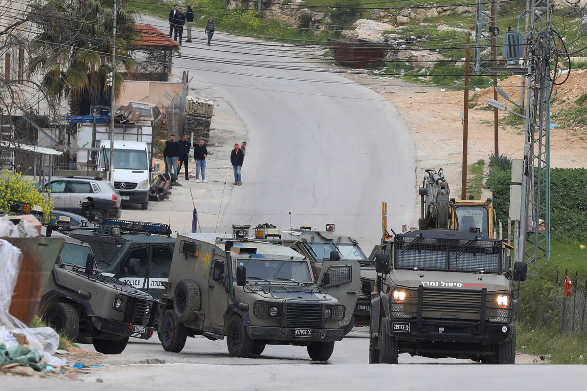 Israeli army demolishes Palestinian park, car showroom in occupied West Bank – Middle East Monitor