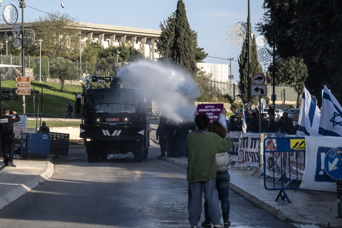 Israeli police disperse protest in Jerusalem for demonstrating against Palestinian prisoner execution law – Middle East Monitor