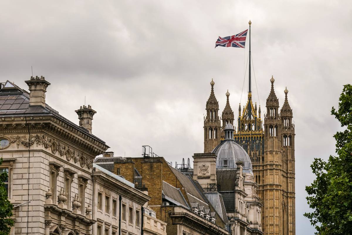 UK warns its citizens against photographing strikes in UAE – Middle East Monitor