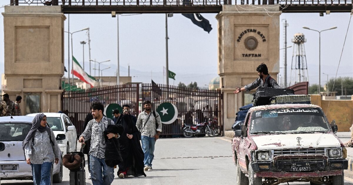 Pakistanis at remote border describe scramble to leave Iran