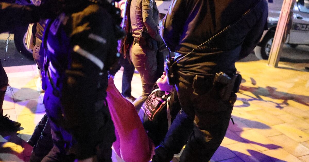 Hundreds of Israelis protest against war, clash with police