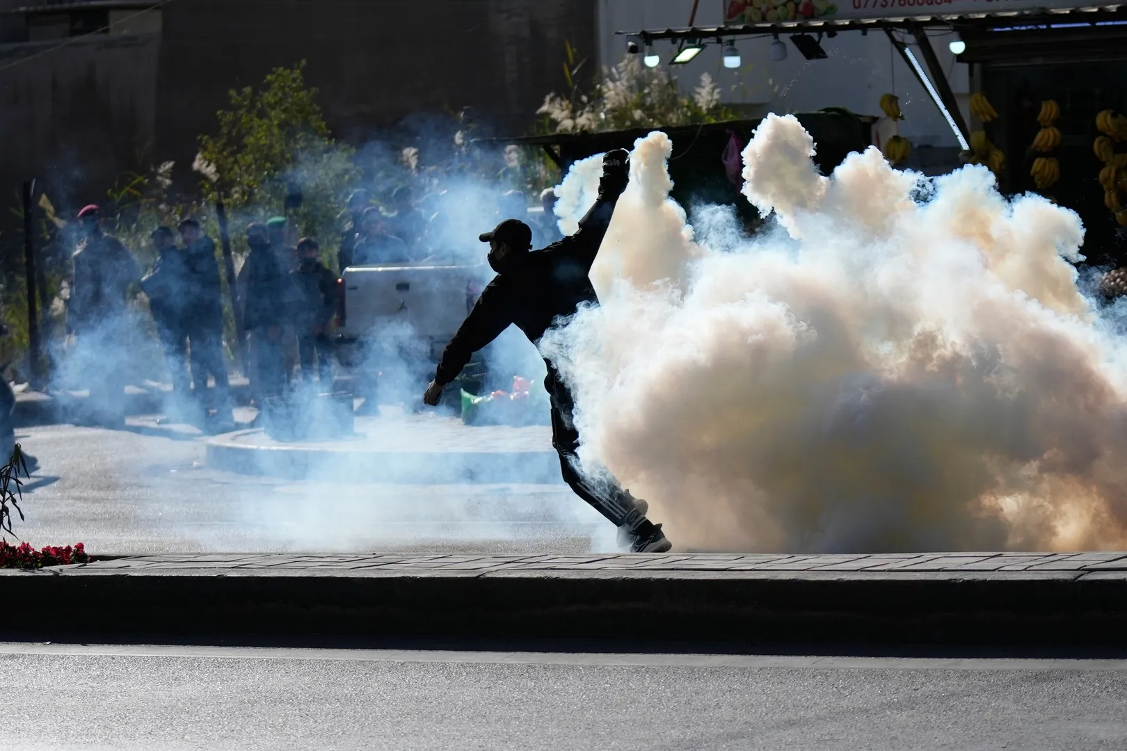 Iraqi police disperse pro-Iran protesters near US embassy | Conflict