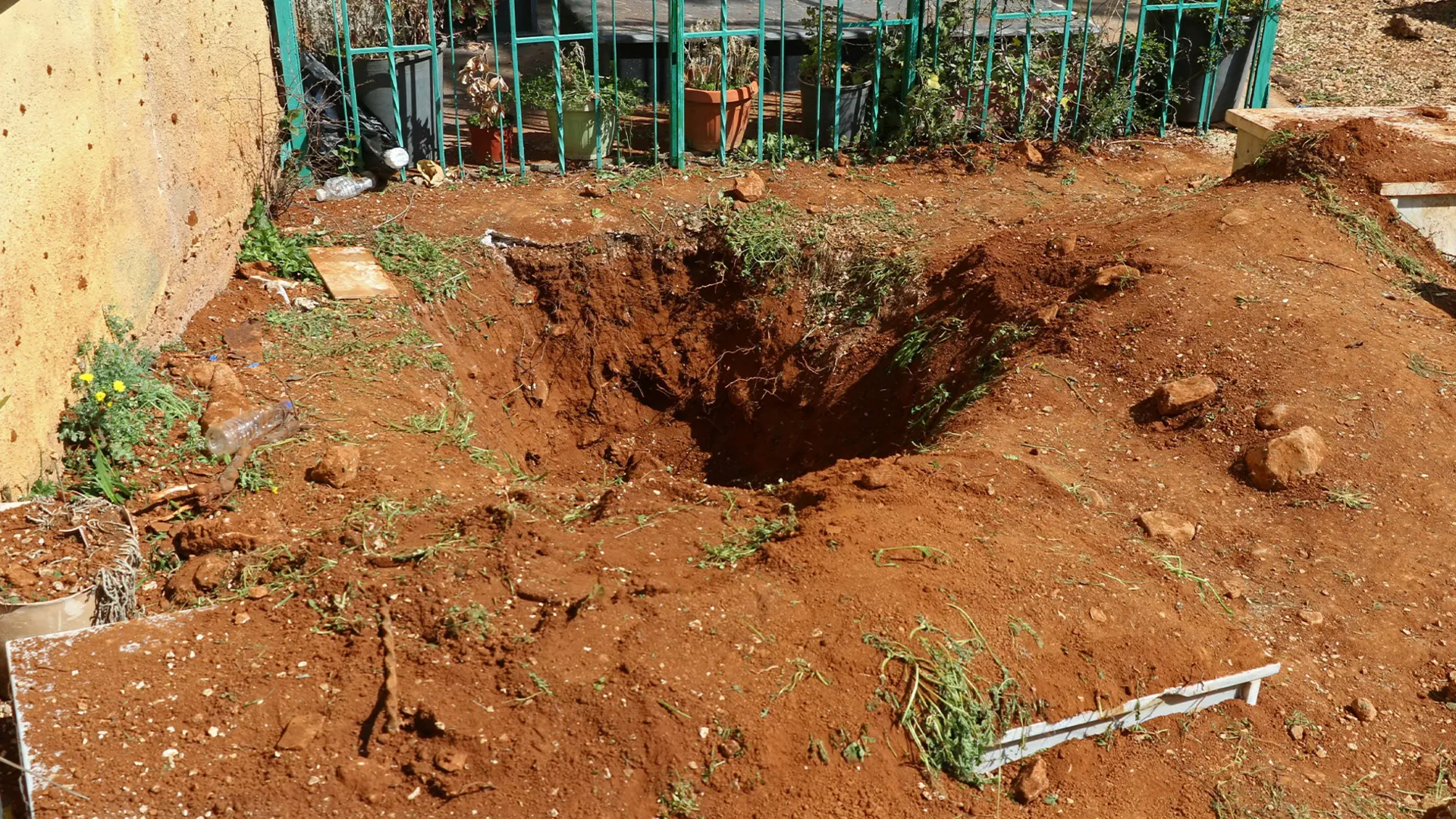 Israel launches raid in Lebanon searching for missing pilot | Israel attacks Lebanon