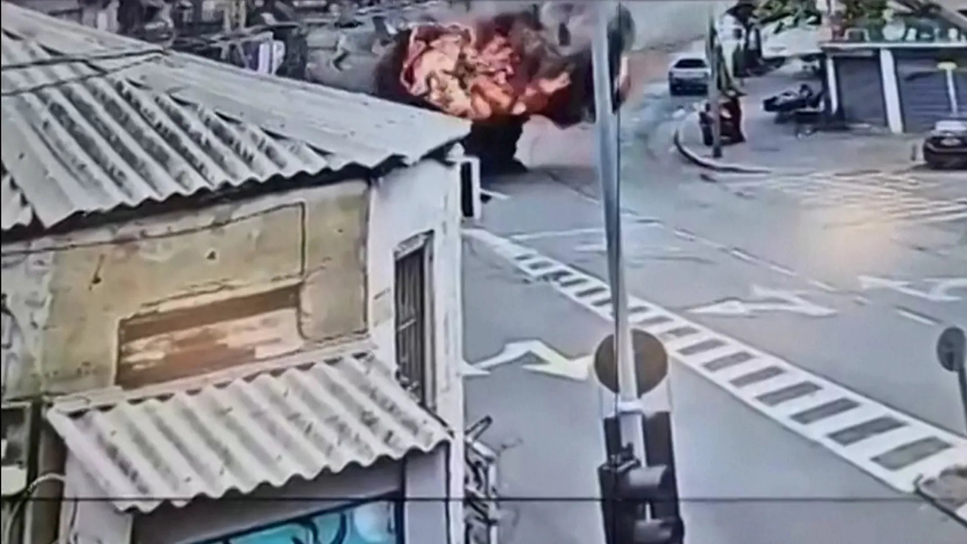 Moment Iranian missile hits Tel Aviv | US-Israel war on Iran