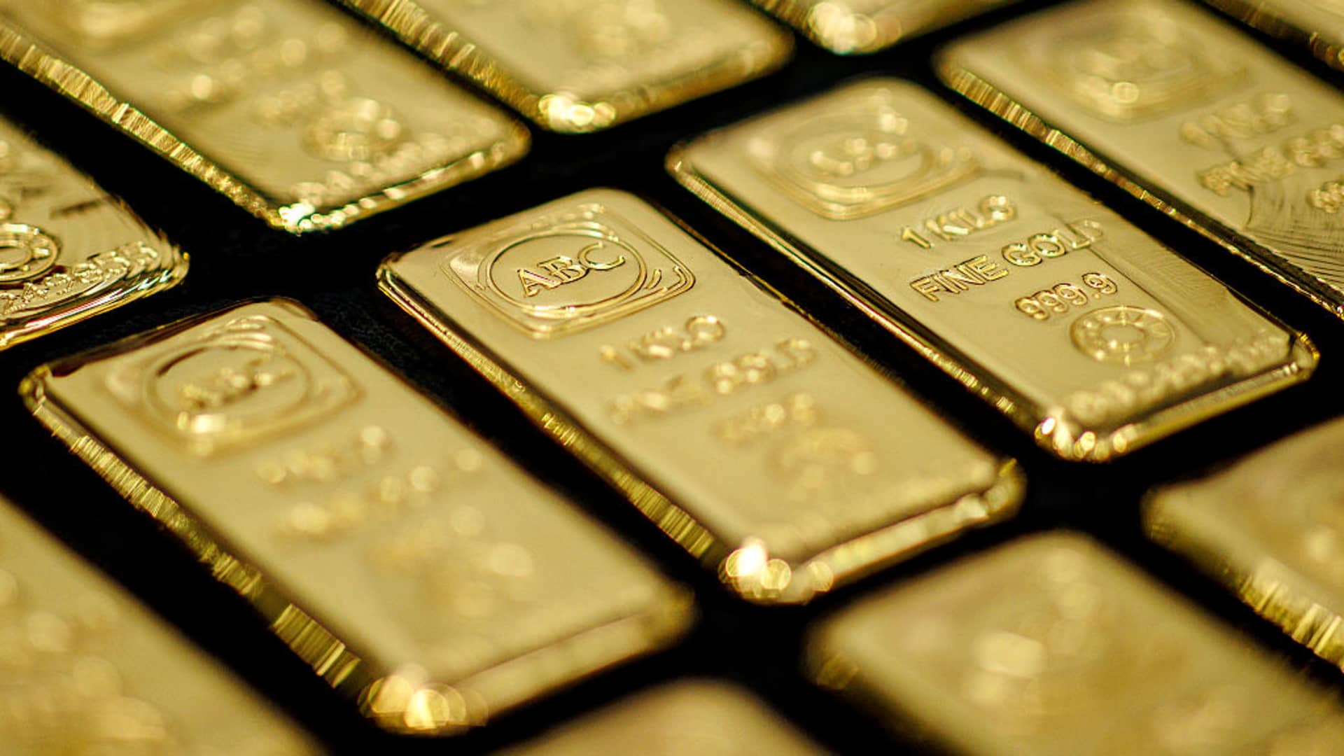 Gold falls on stronger dollar amid renewed U.S.-Iran tensions