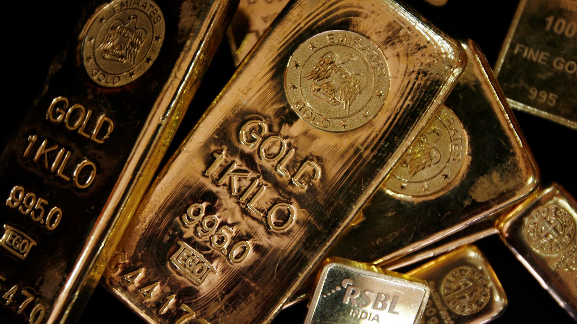 Gold falls on oil-driven inflation fears; U.S.-Iran developments in focus