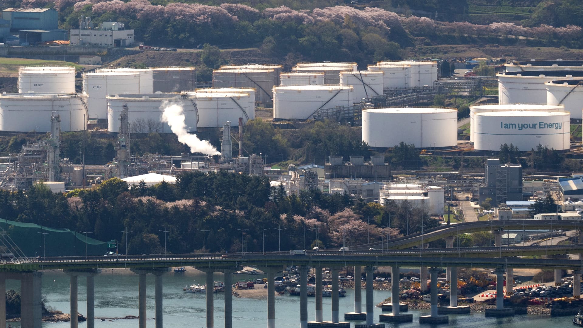 Oil prices: Trump warns of strikes on Iran before ceasefire deadline