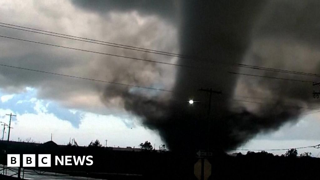 Powerful tornado barrels through town in Oklahoma