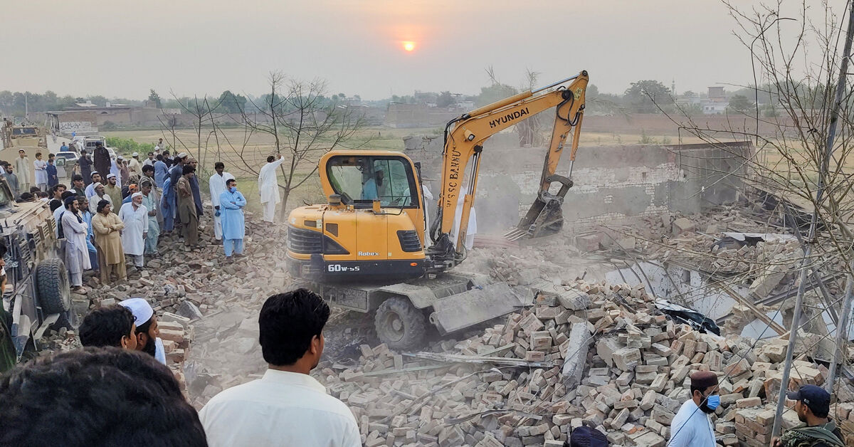 Twelve Pakistani policemen killed in car bombing