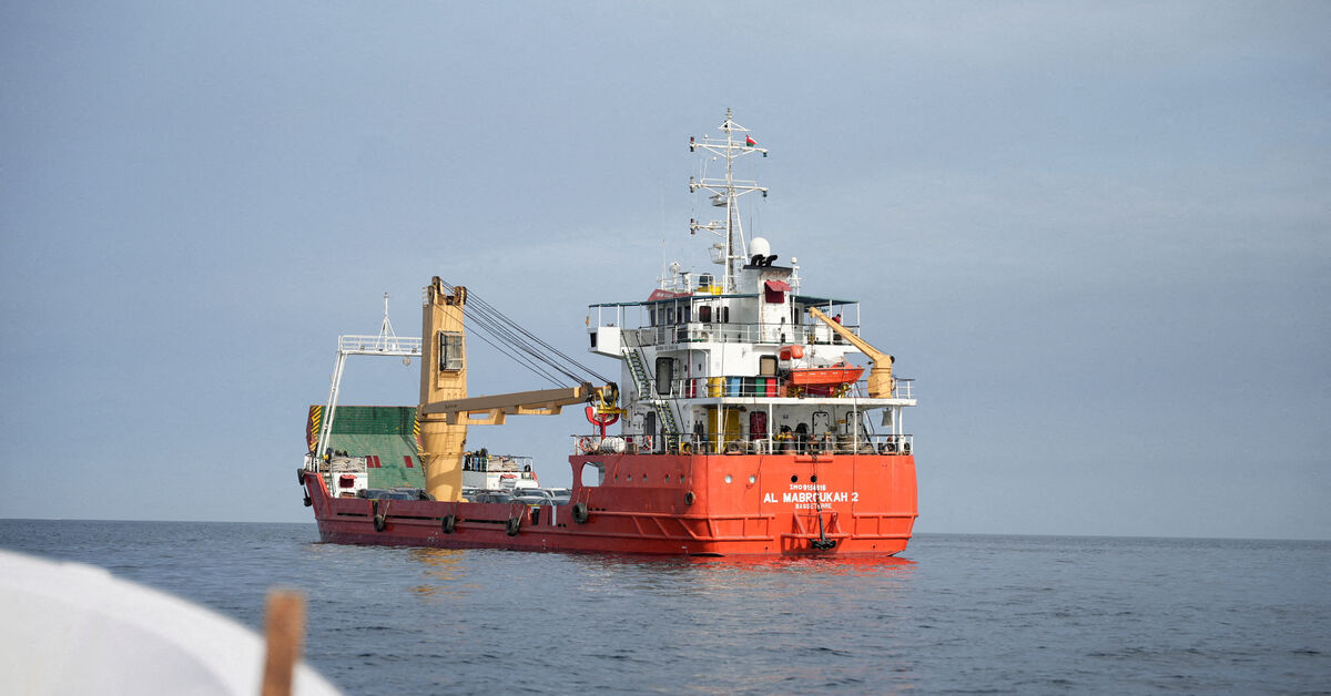 Chinese container ship among few vessels crossing Hormuz amid deadlock to open waterway