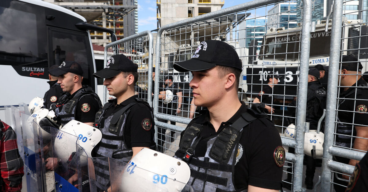 Turkey orders police to evict ousted opposition leadership from headquarters