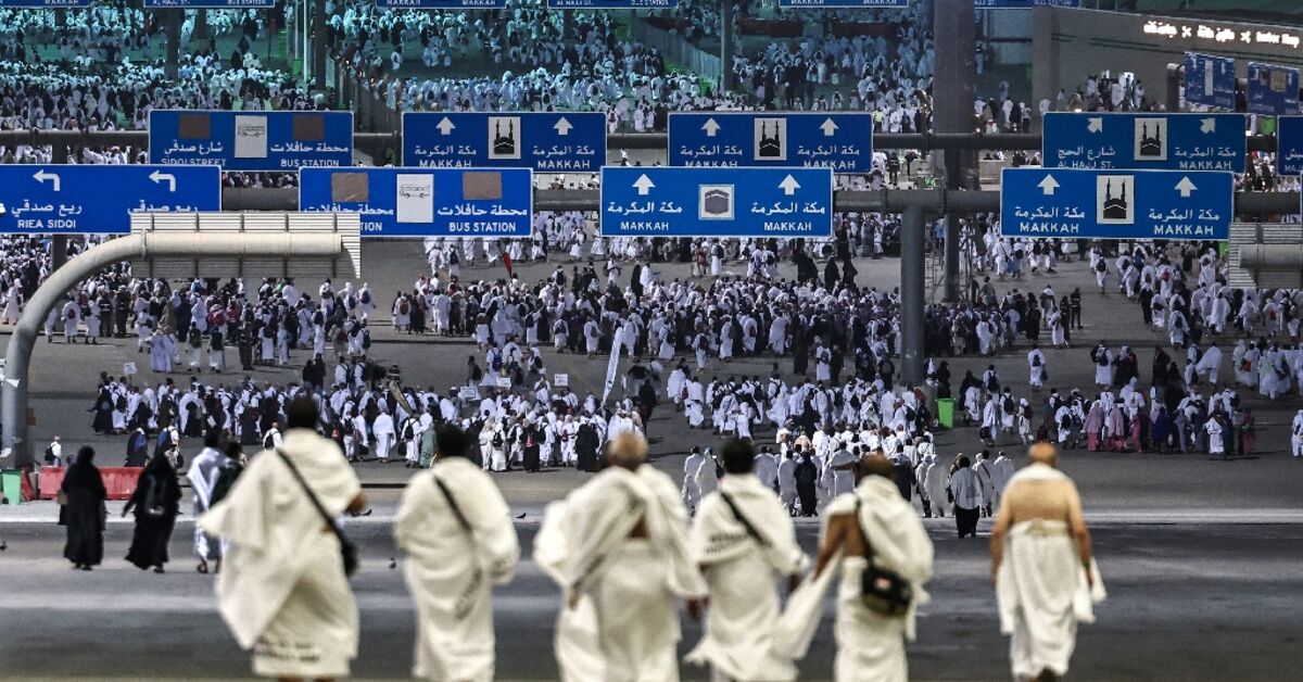 Pilgrims ‘stone the devil’ at hajj gripped by intense heat