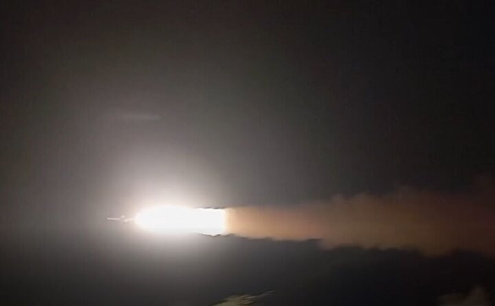 Mehr News Agency – Iran Army Navy wards off US destroyers from Strait of Hormuz