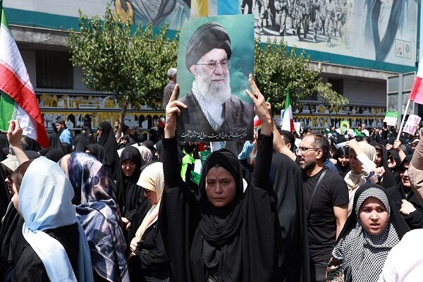VIDEO: Iranians show their unwavering support for Leader