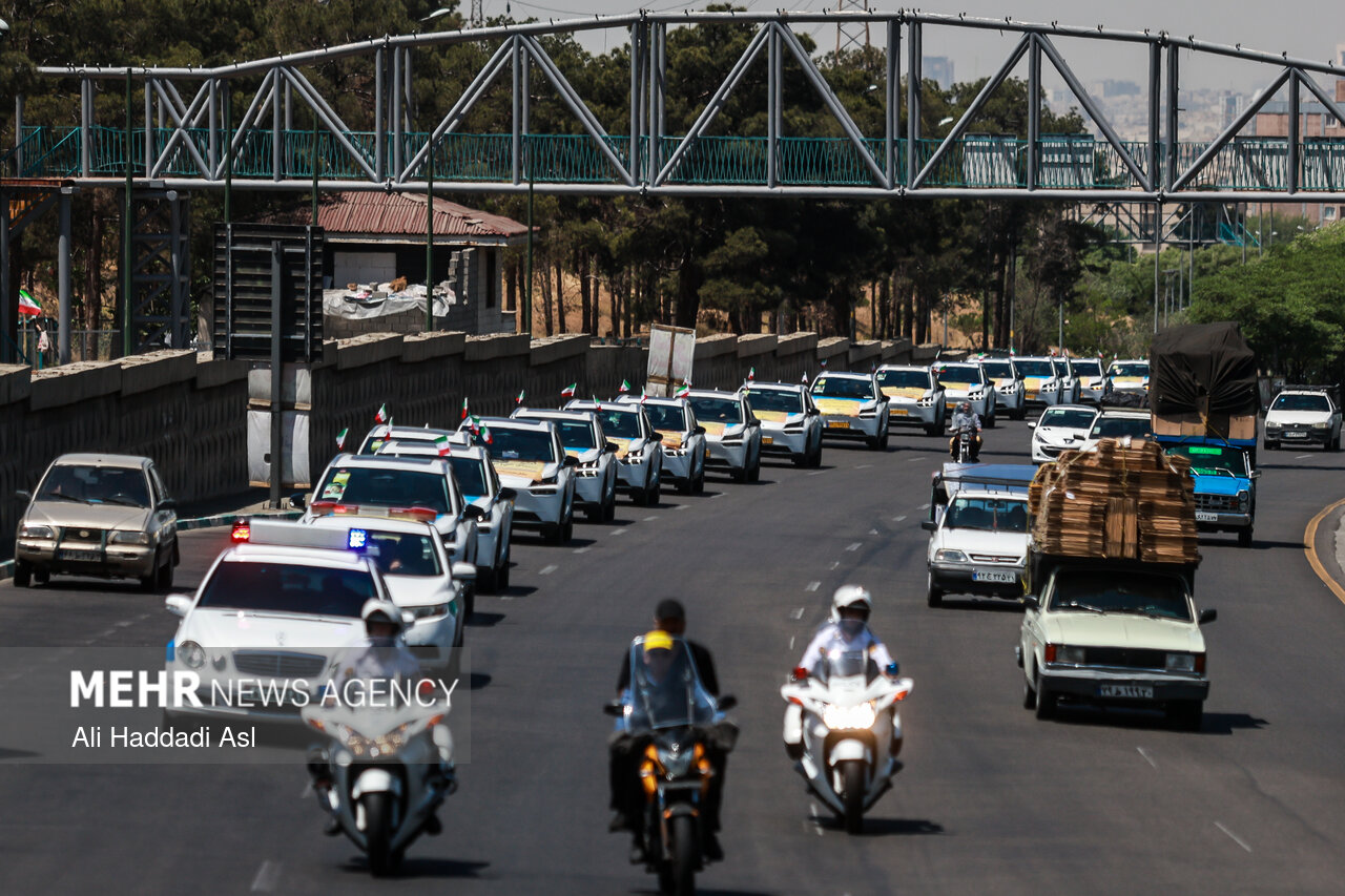 Taxi drivers in Tehran parade to renew allegiance with Leader