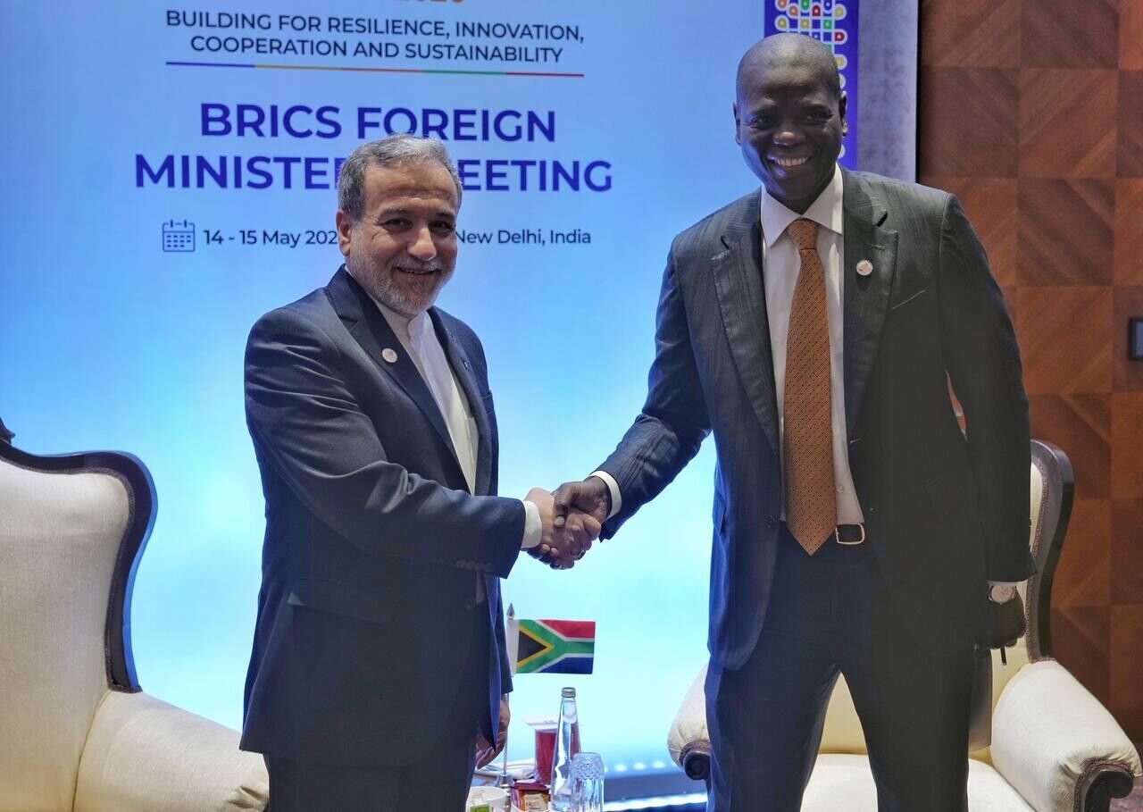 Araghchi holds talks with South African counterpart