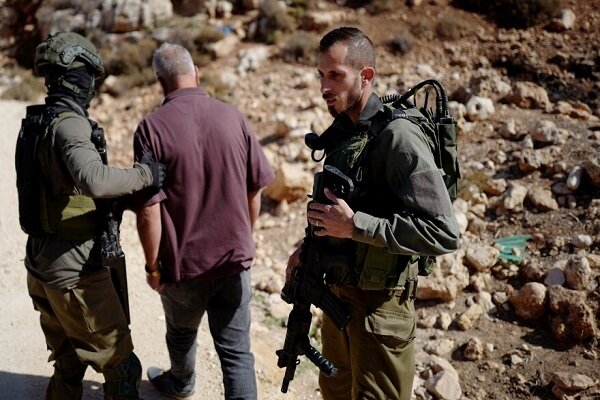 VIDEO: An Israeli settler blindfolded a Palestinian farmer