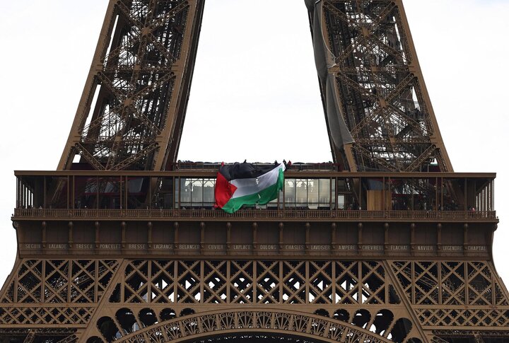 VIDEO: Activists unfurl Palestinian flag at Eiffel Tower