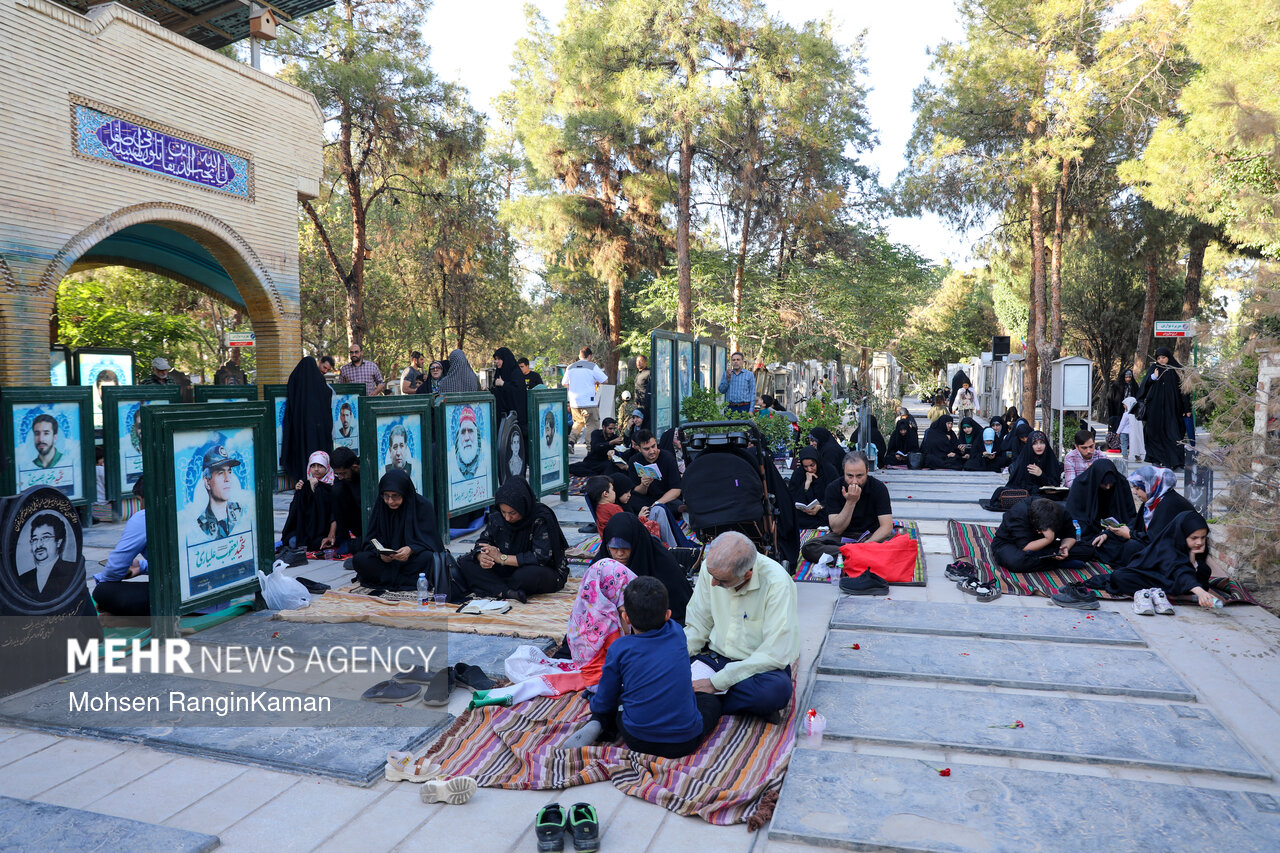 Arafa Day in Tehran's Behesht Zahra