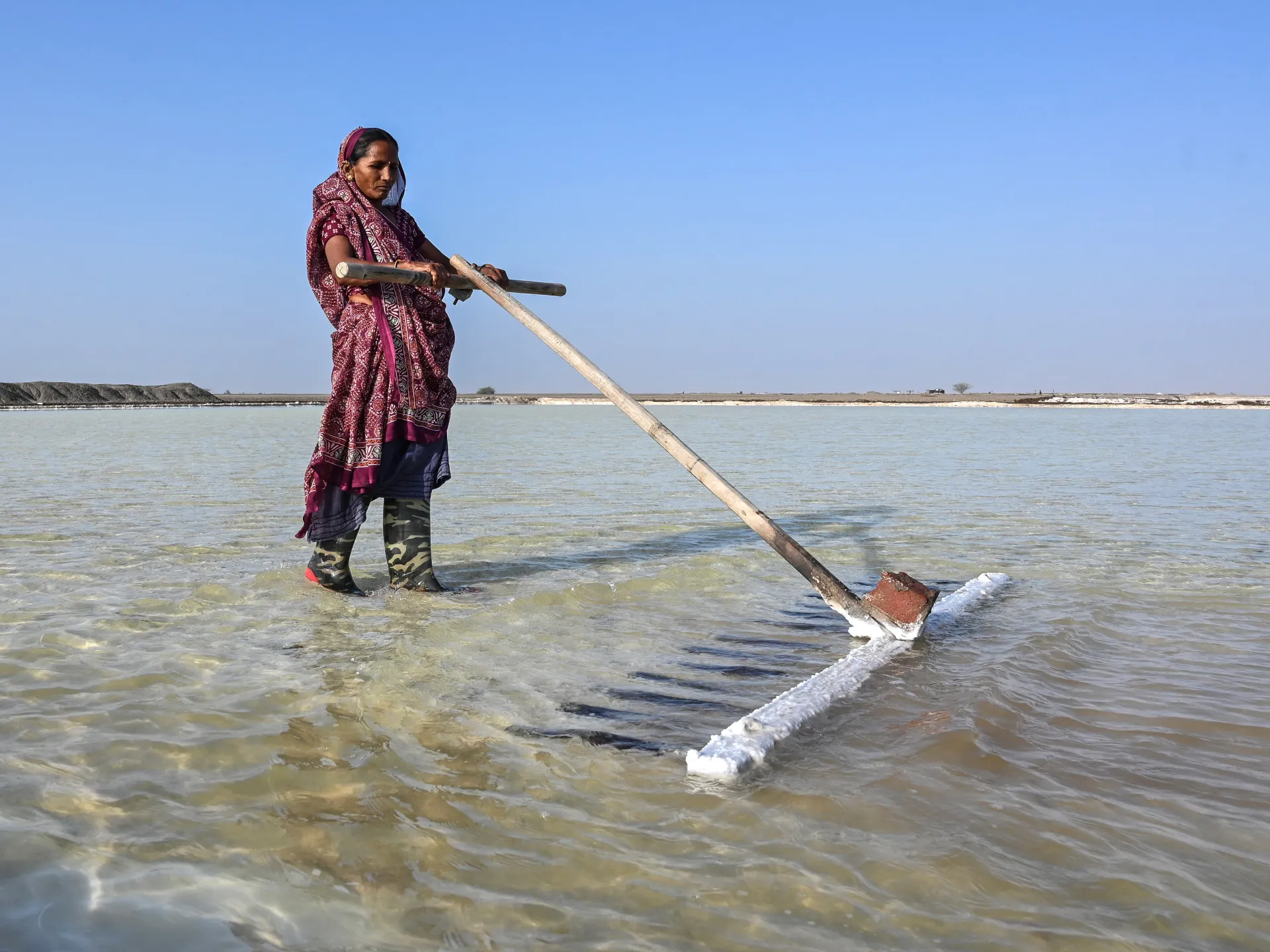 India’s salt workers brave brutal heat on Gujarat’s desert plains | Weather News