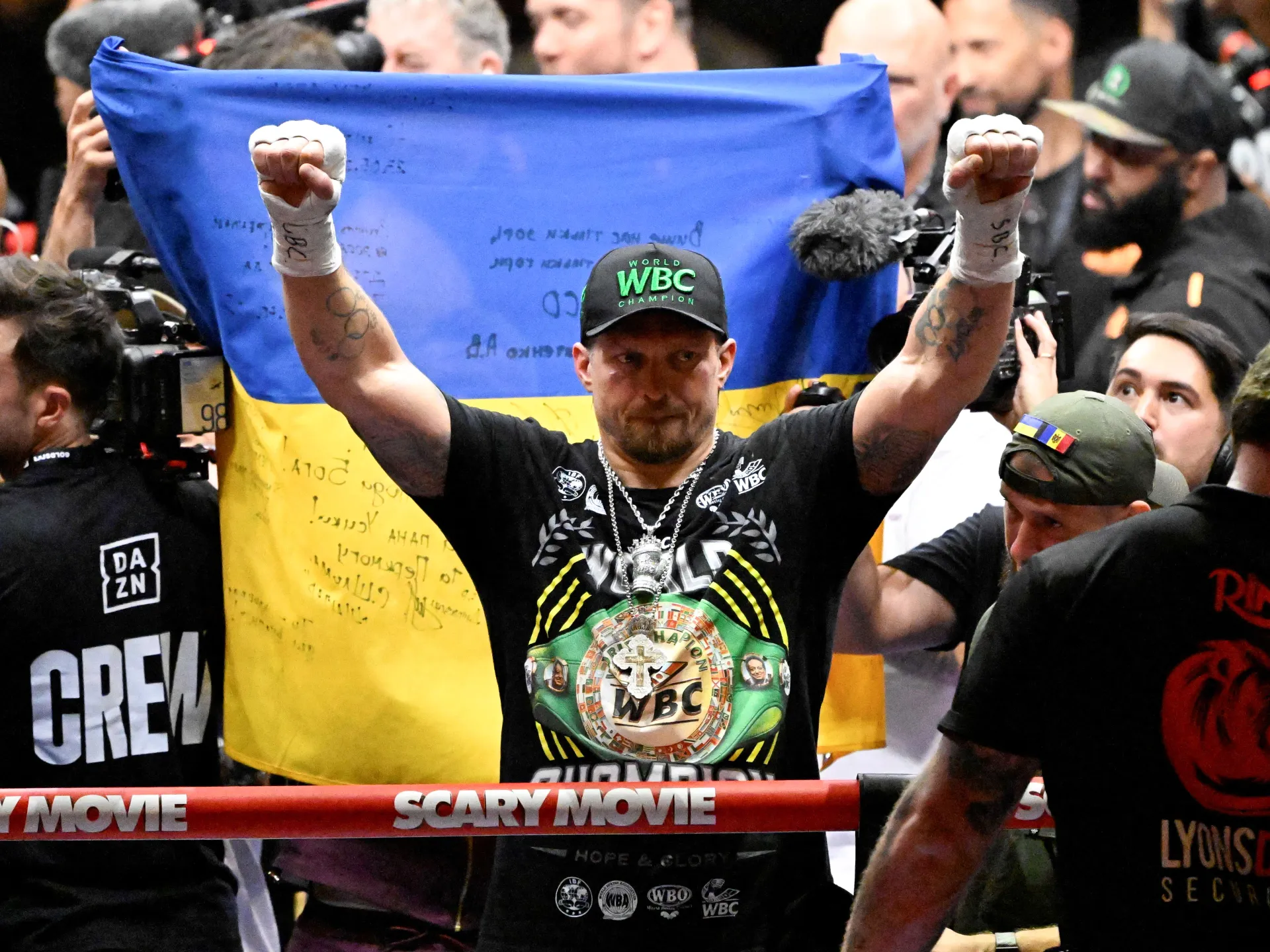 Usyk avoids shock defeat with 11th-round stoppage of Verhoeven | Boxing News