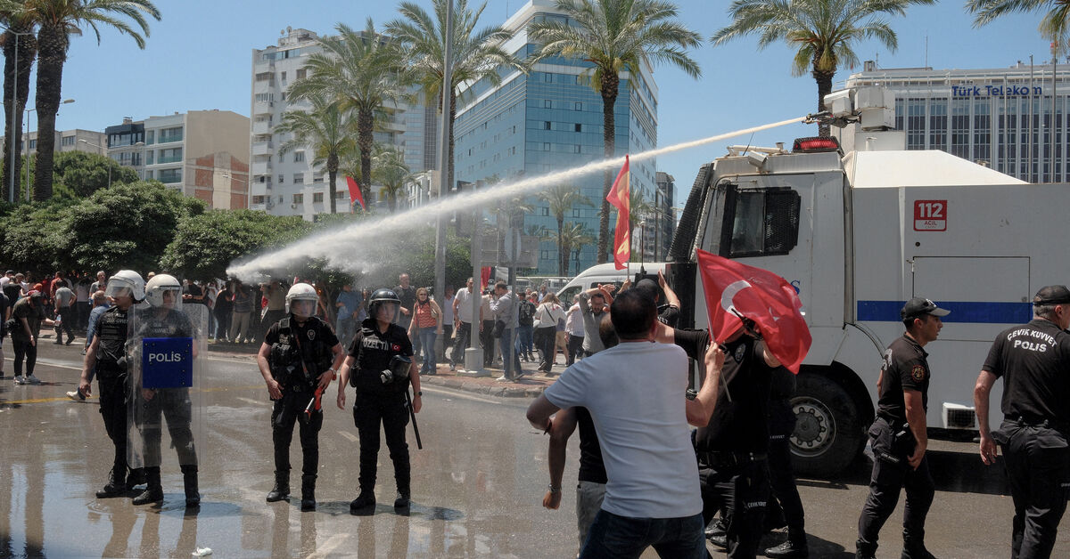 Turkey: Thousands defy police to rally for ousted CHP leader Ozel