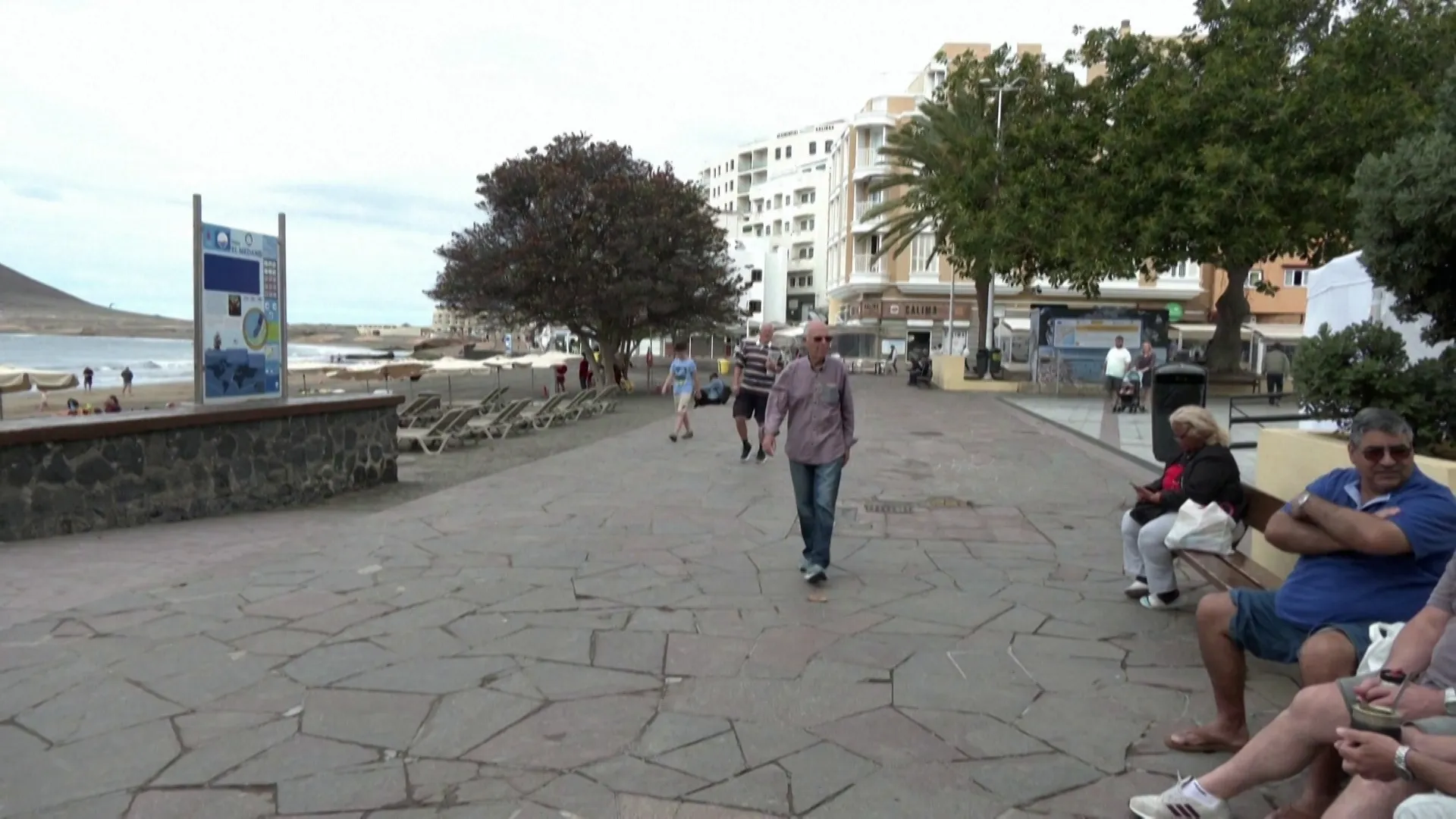 Tenerife resort town awaits hantavirus-hit cruise ship | Newsfeed