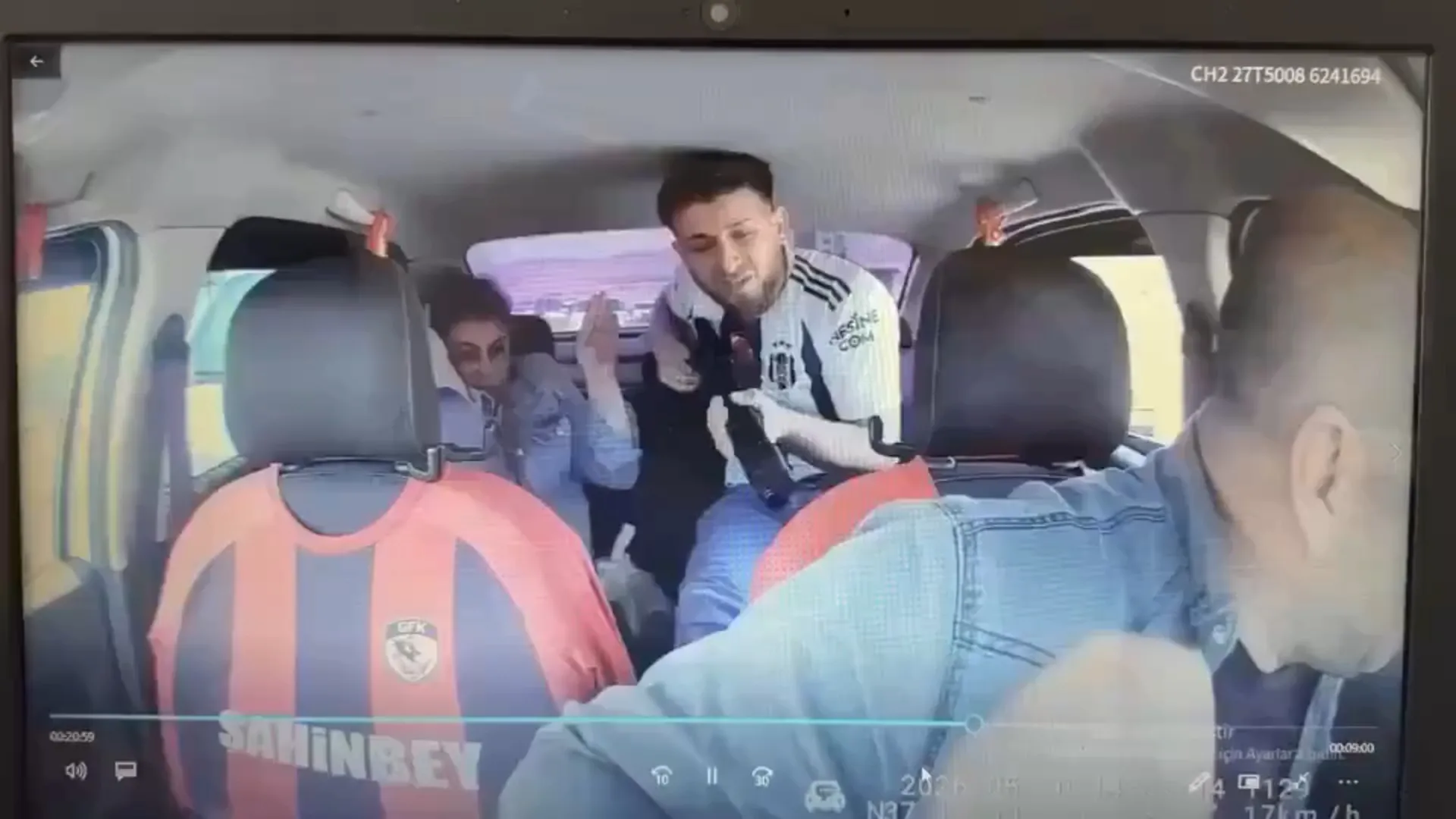 Moment taxi driver wrestles armed man during police chase in Turkiye | Newsfeed