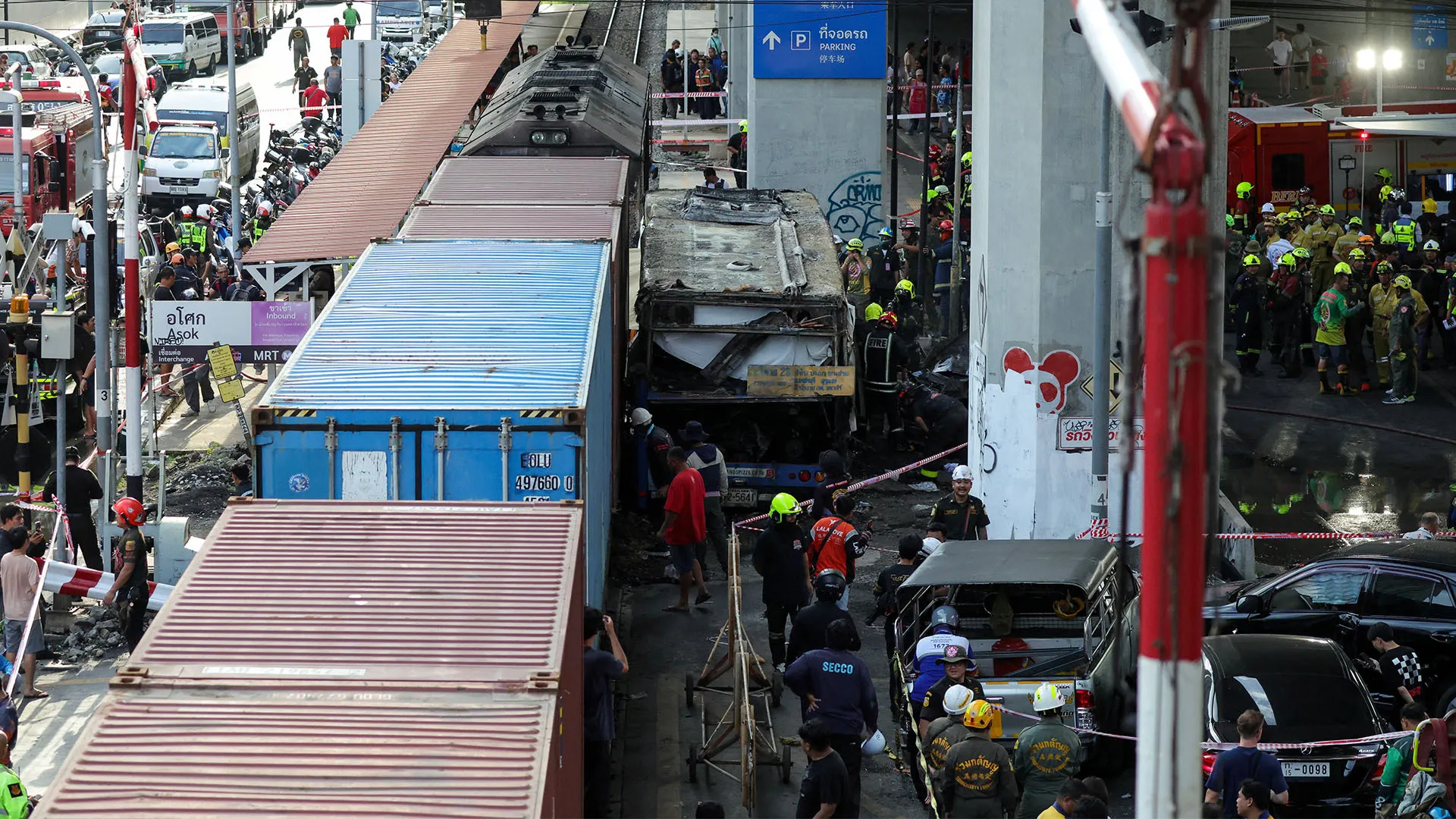 Moment of deadly train crash in Bangkok | Newsfeed