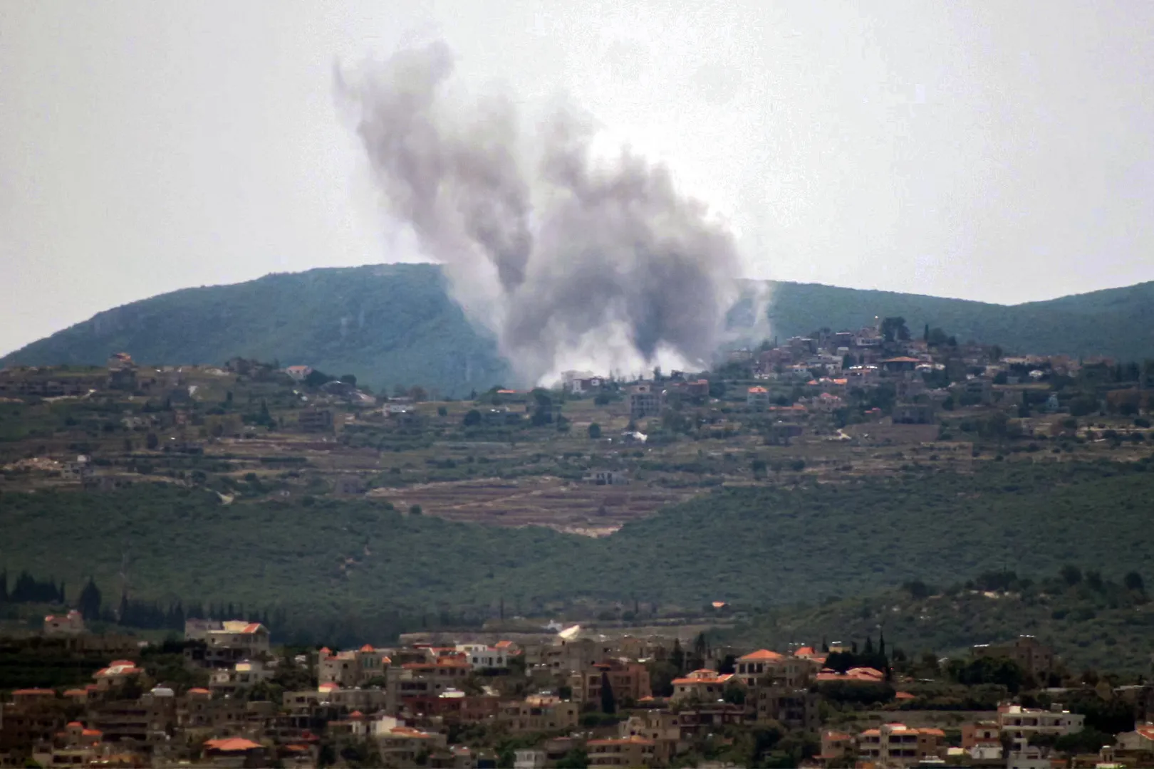Israel launches strikes on southern Lebanon despite extending ‘ceasefire’ | Israel attacks Lebanon