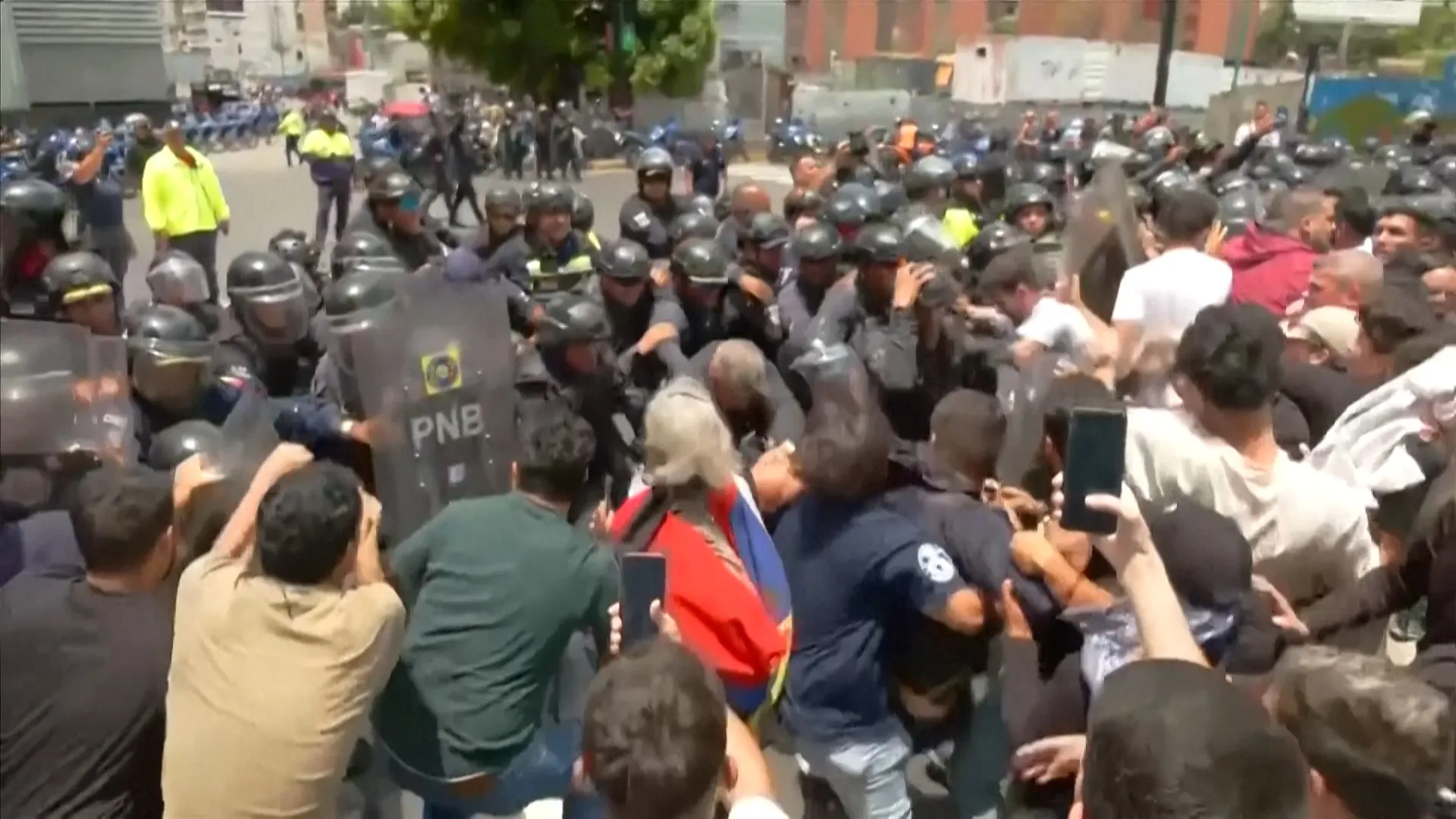Venezuelan protesters clash with police at rally for political prisoners | Newsfeed