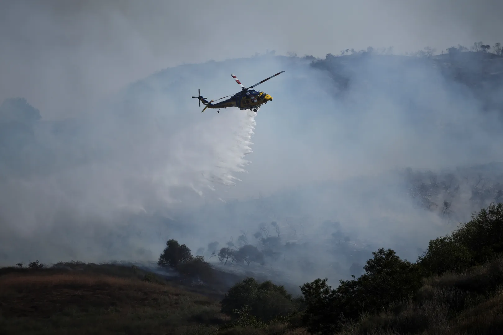 Helicopters douse flames threatening hillside homes in California | Newsfeed