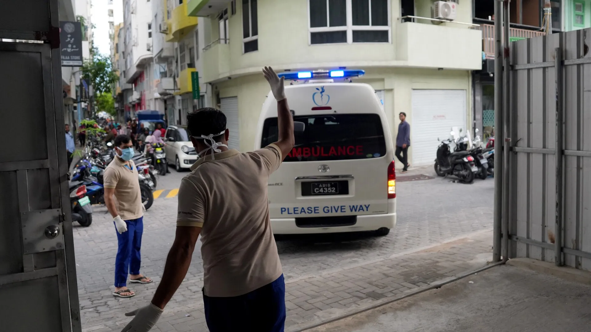 Bodies of Italian divers recovered from cave in Maldives | Environment