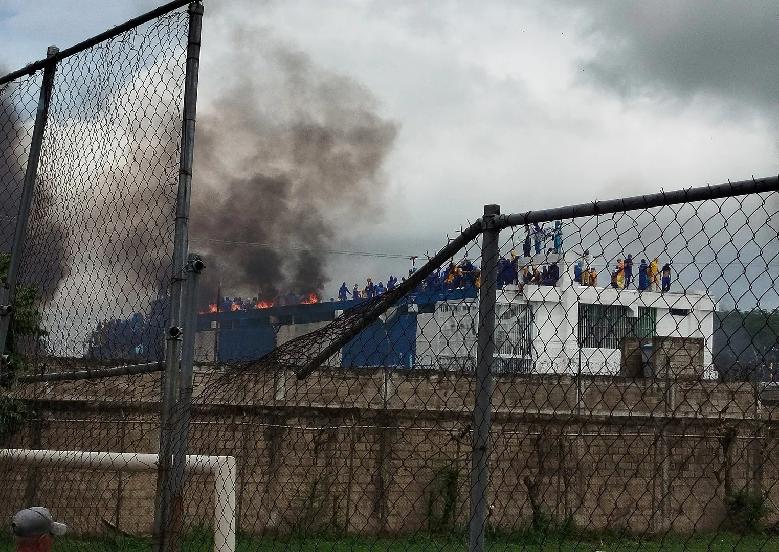 Venezuelan prisoners stage rooftop protest over alleged abuse and shootings | Newsfeed