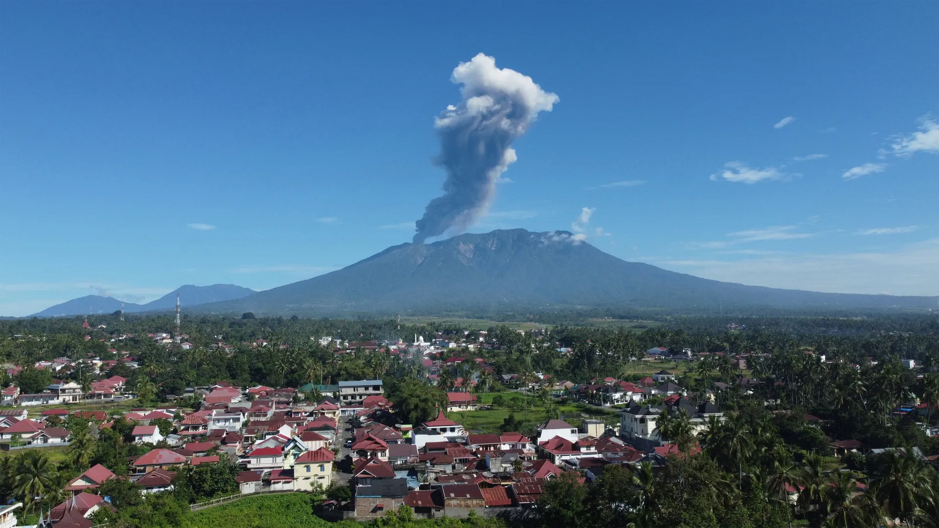 Indonesia’s Mount Merapi volcano erupts, spewing ash into the sky | Volcanoes