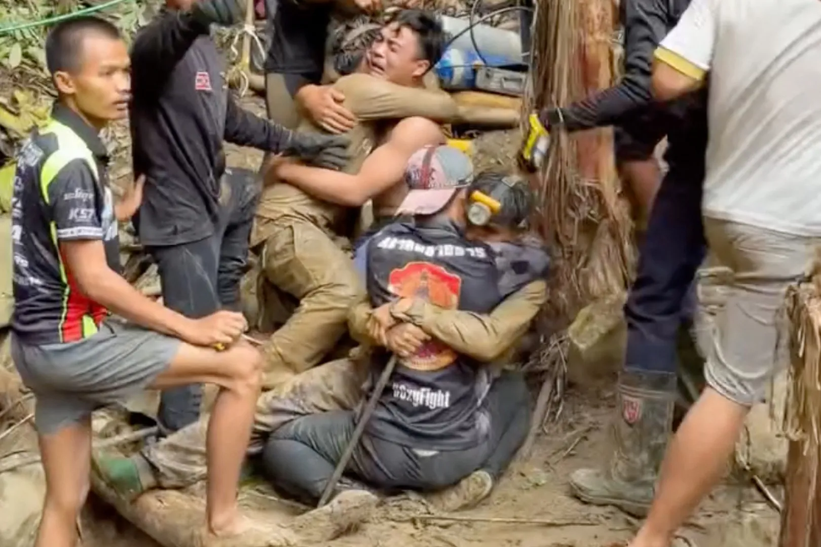 Emotional scenes as more survivors pulled from flooded Laos cave | Newsfeed