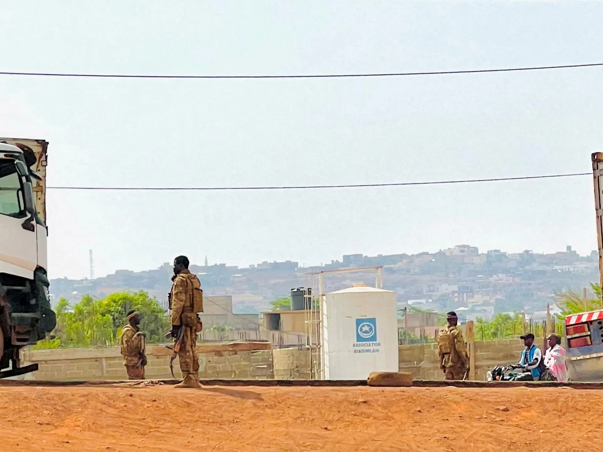 Al-Qaeda-linked fighters storm Mali prison, block food supplies to Bamako | Conflict News