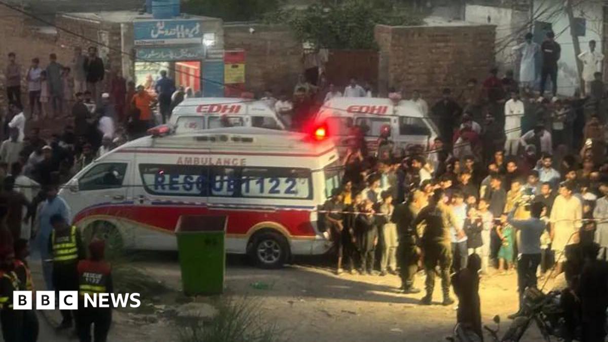 Pakistan: Fourteen children die in Lahore roof collapse