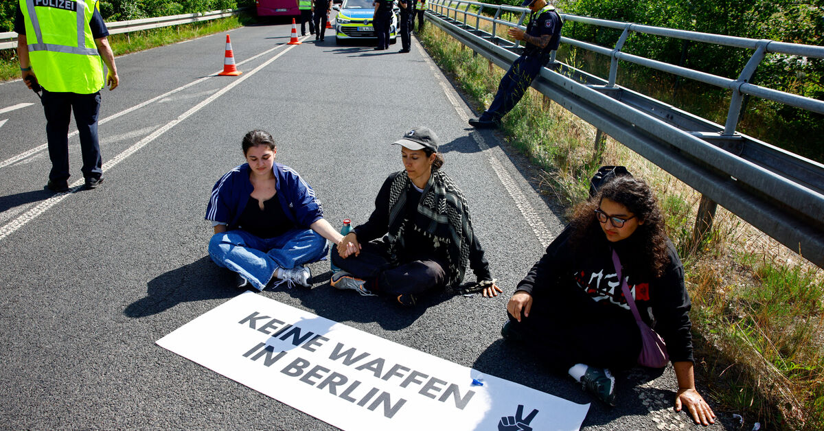 Protesters disrupt start of German air industry showcase