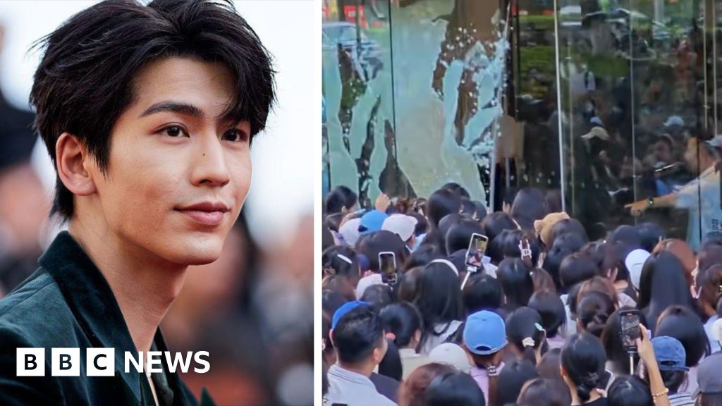 China: Fans break glass door trying to see Netflix star