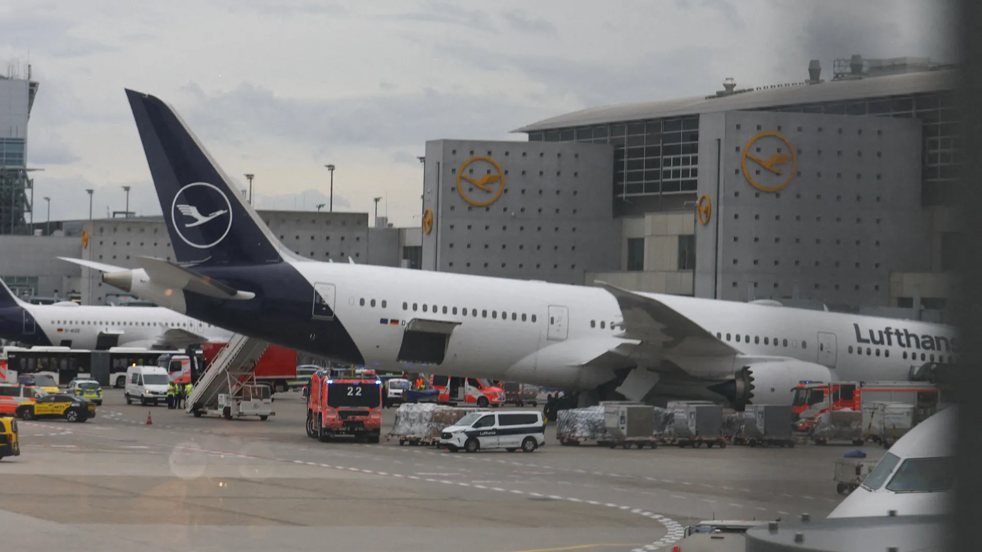 Lufthansa employees injured after Boeing 787 collapses in Frankfurt | Aviation