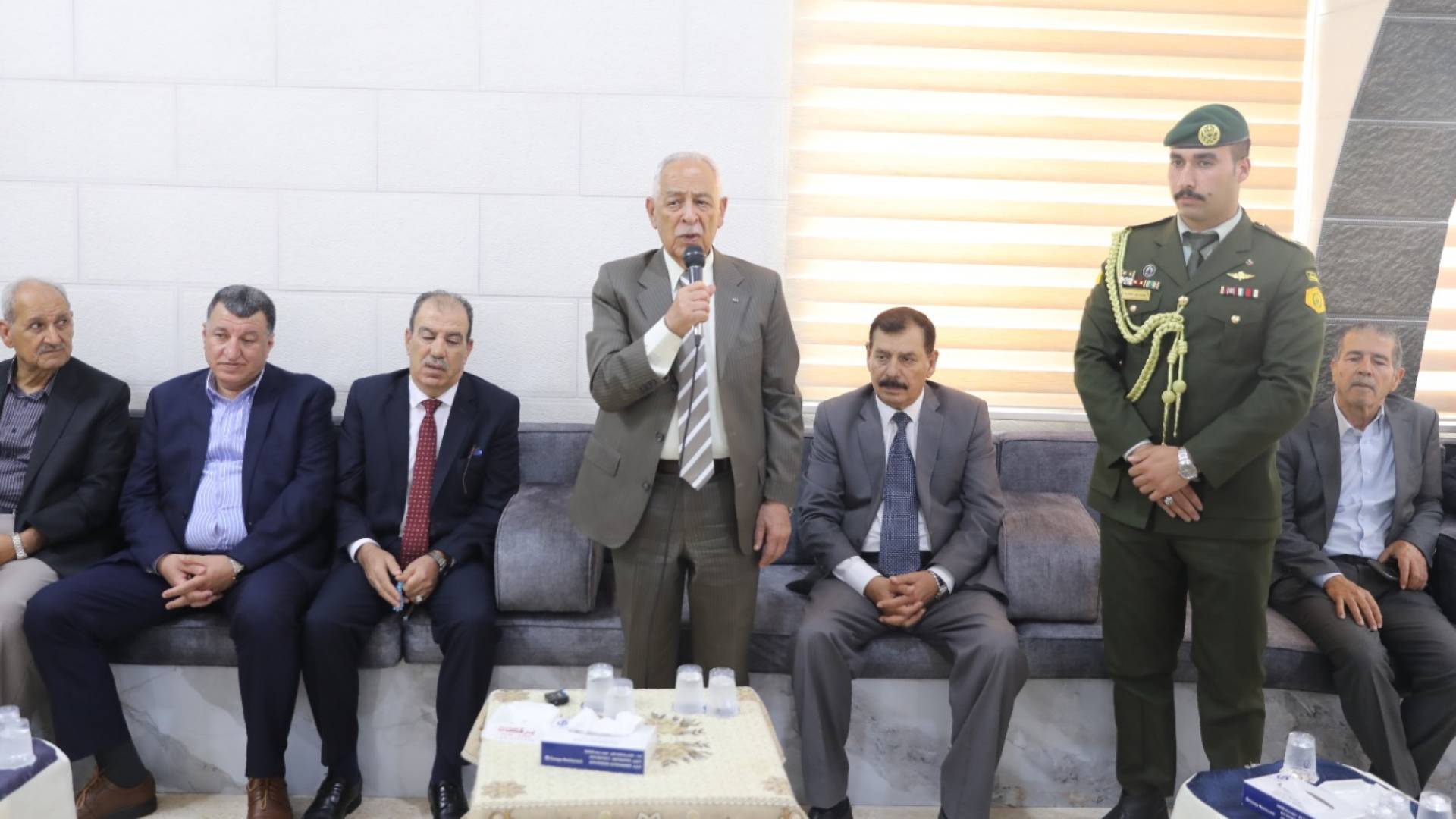 رؤيا الإخباري | مندوبا عن الملك وولي العهد.. العيسوي يعزي بوفاة موظف الملكية معاذ عبيدات
